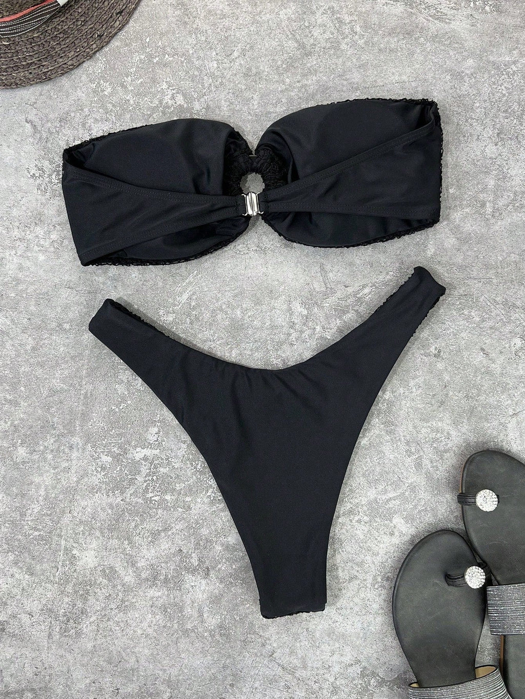 Biquíni com Sutiã Bandeau e Corte Alto