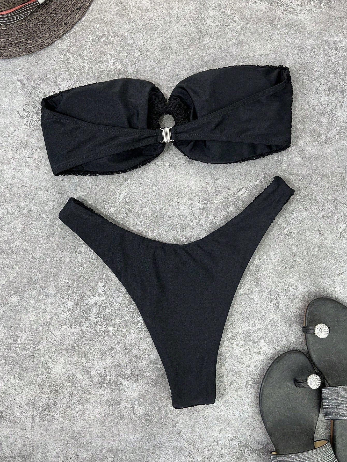 Biquíni com Sutiã Bandeau e Corte Alto