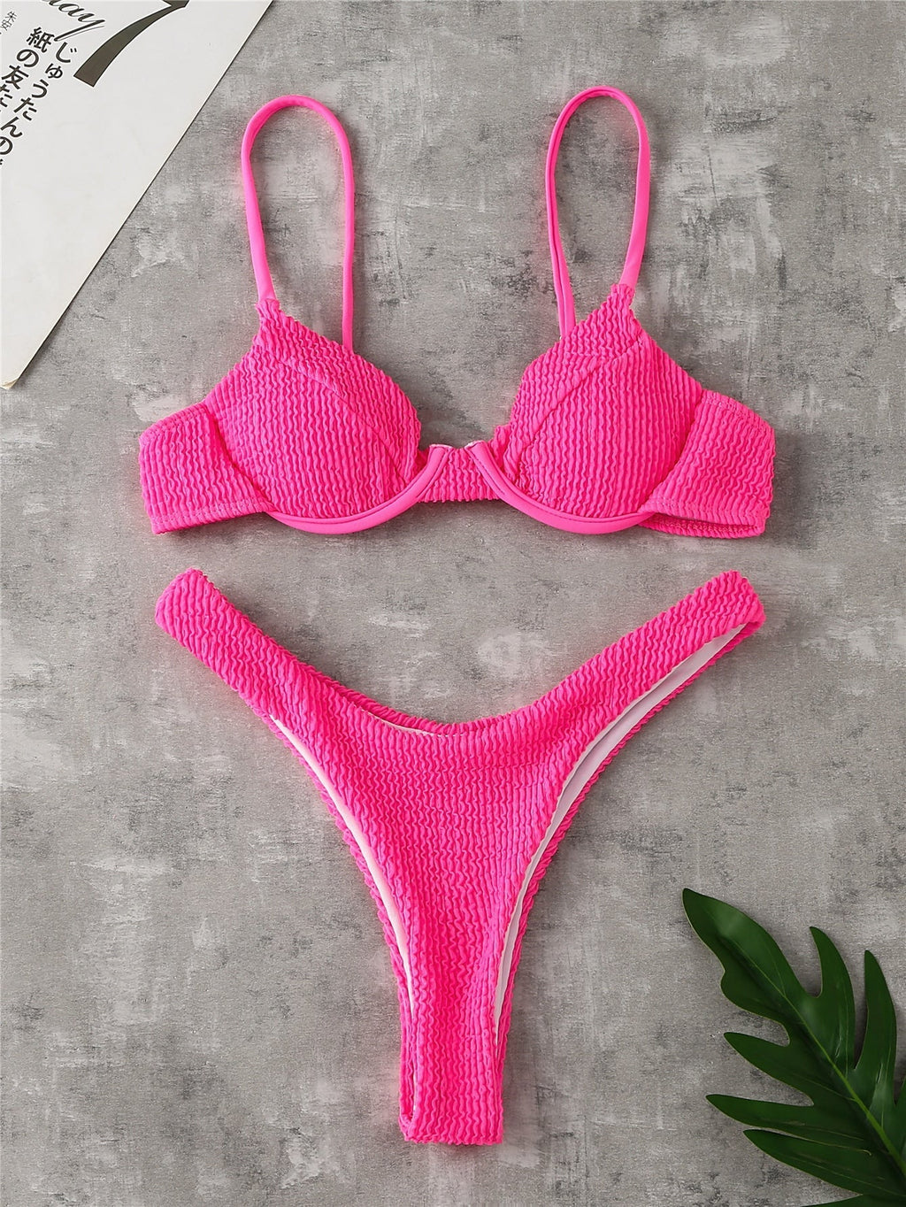 Biquíni Sensual Listrado com Sutiã Push-up e Corte Alto