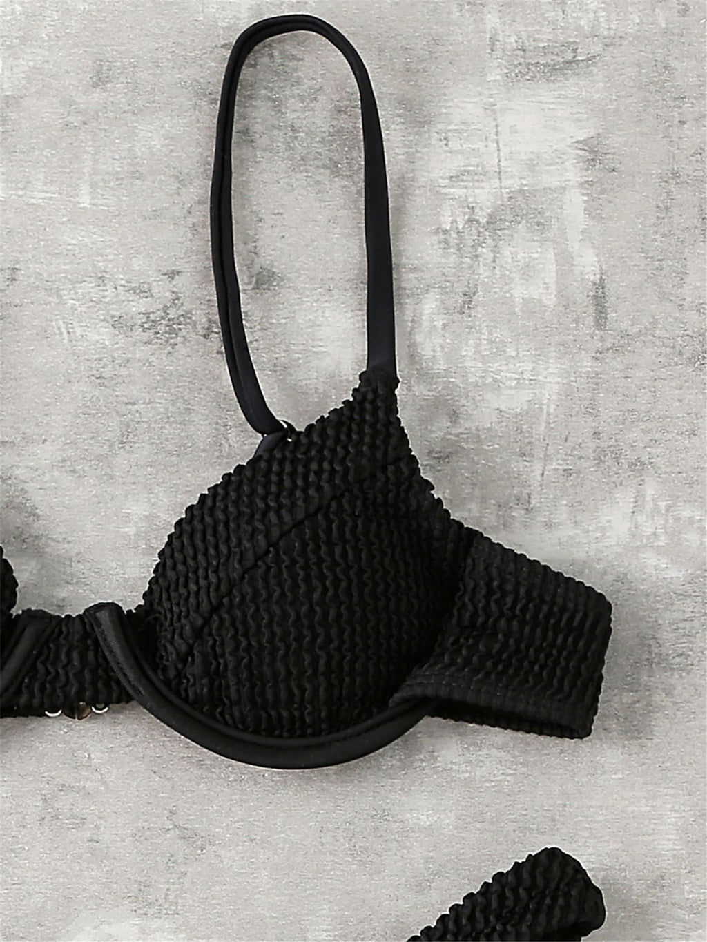 Biquíni Sensual Listrado com Sutiã Push-up e Corte Alto