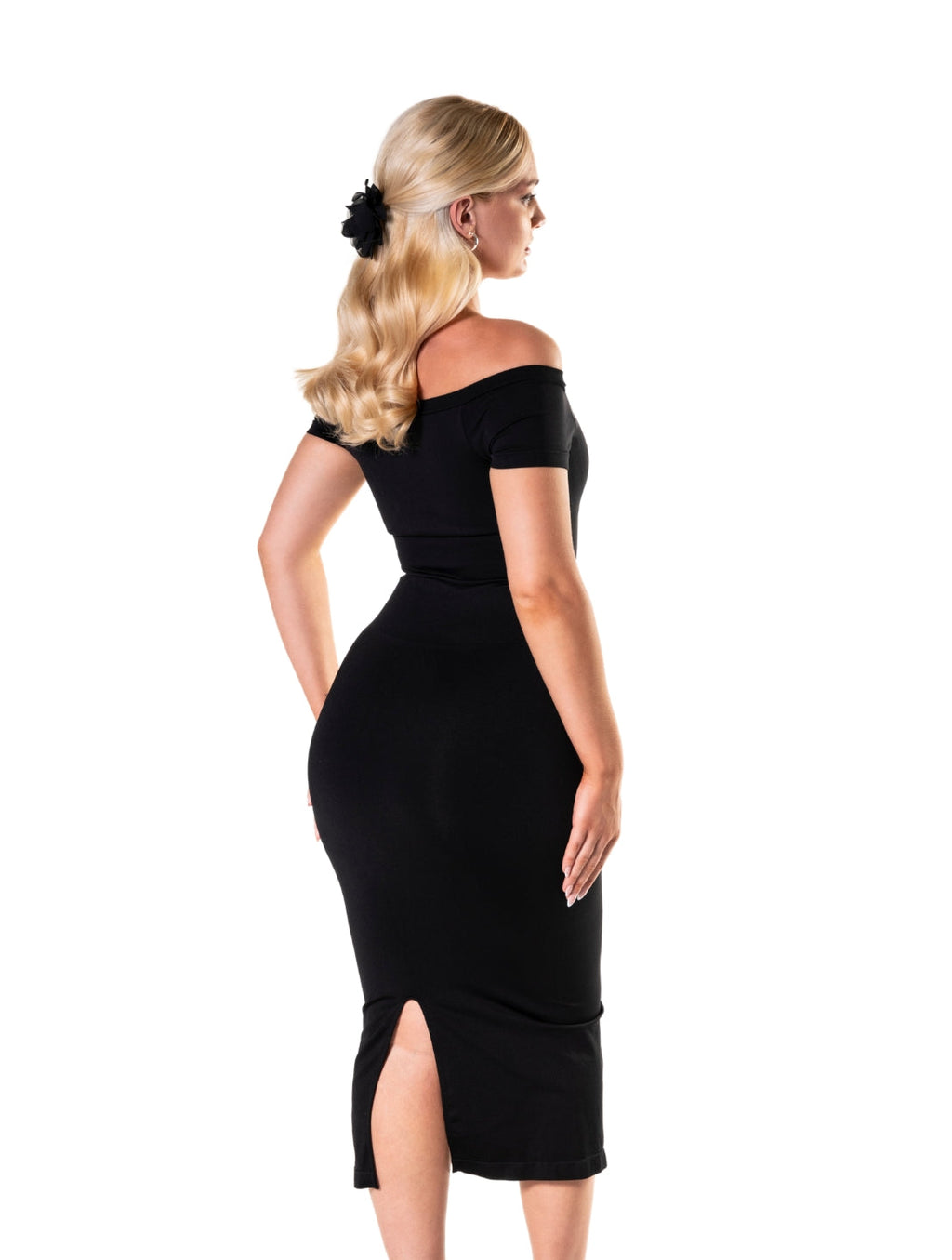 Vestido com fenda e modelador de ombros de fora