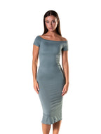 Vestido com fenda e modelador de ombros de fora