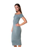Vestido com fenda e modelador de ombros de fora